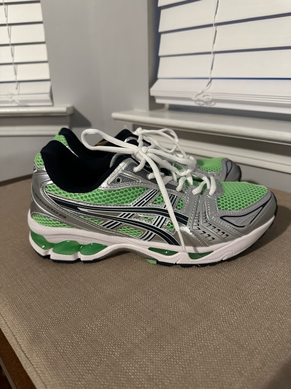 Asics Gel-Kayano 14 Womens Running Shoes Silver Bright Lime 1202A056 size 8 - Picture 2 of 9
